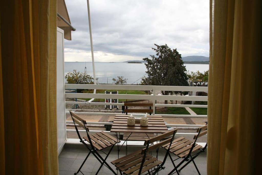 Lovely Sea Front Apartment Itea Exterior photo